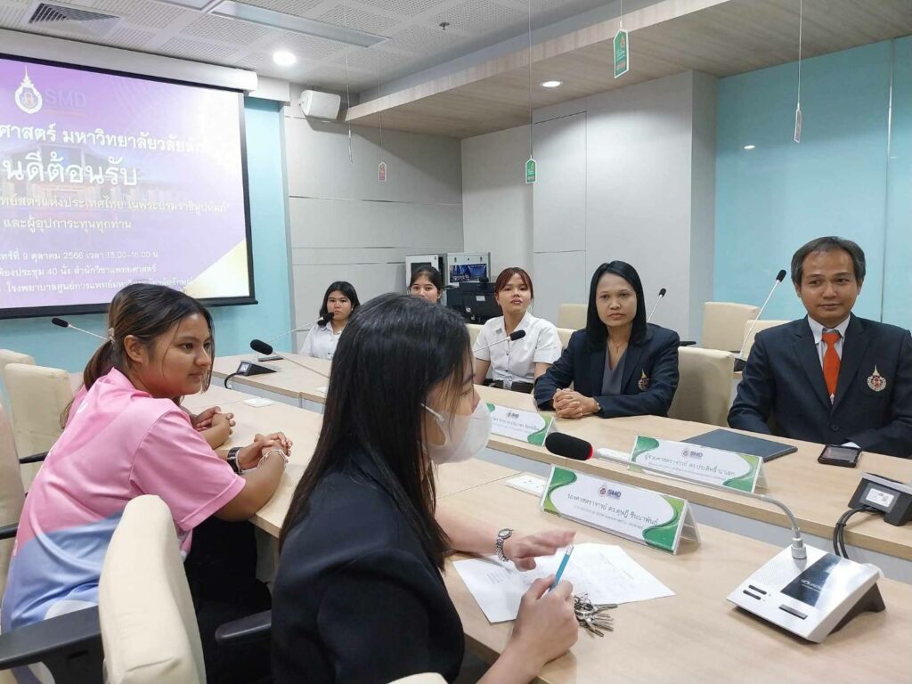 สมาคมแพทย์สตรีแห่งประเทศไทย ในพระบรมราชินูปถัมภ์ เยี่ยมเยียนนักศึกษาทุนสำนักวิชาแพทยศาสตร์