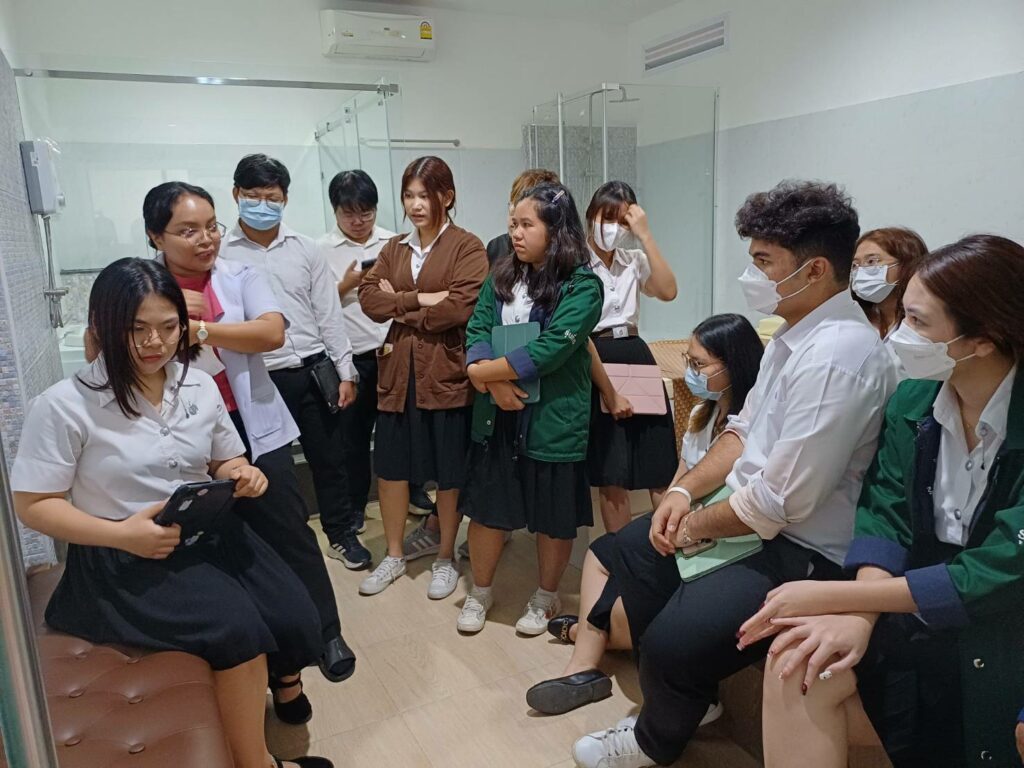 หลักสูตรแพทยศาสตรบัณฑิต จัดการเรียนการสอนแบบบูรณาการการแพทย์แผนปัจจุบัน กับการแพทย์แผนไทยประยุกต์
