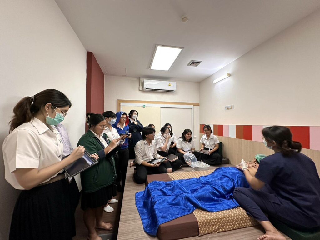 หลักสูตรแพทยศาสตรบัณฑิต จัดการเรียนการสอนแบบบูรณาการการแพทย์แผนปัจจุบัน กับการแพทย์แผนไทยประยุกต์