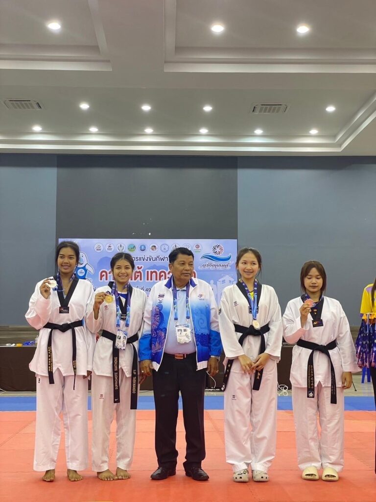 นางสาวพัชรชล ขอสวัสดิ์ นักศึกษาชั้นปีที่ 1 รายการแข่งขันกีฬากีฬาเทควันโด “ชนะเลิศเหรียญทอง ประเภทบุคคลหญิง รุ่นน้ำหนักไม่เกิน 57 กิโลกรัม”