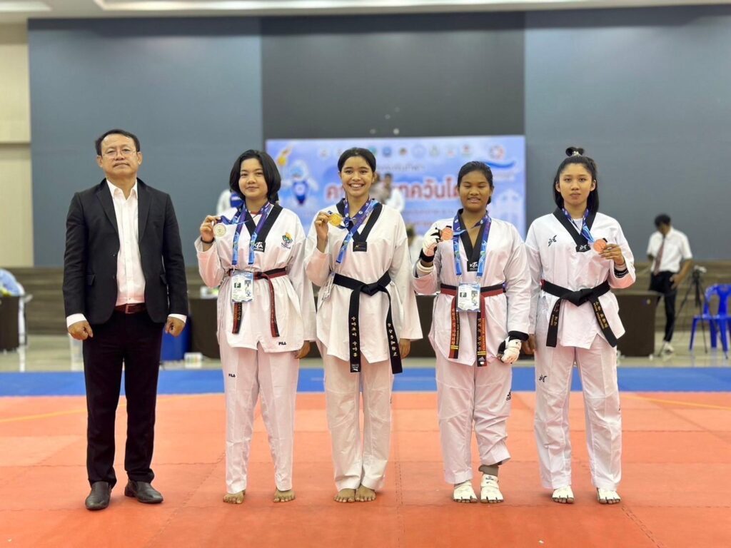 นางสาวอุษามณี ศรีสว่าง นักศึกษาชั้นปีที่ 2 รายการแข่งขันกีฬากีฬาเทควันโด “ชนะเลิศเหรียญทอง ประเภทบุคคลหญิง รุ่นน้ำหนักไม่เกิน 67 กิโลกรัม”