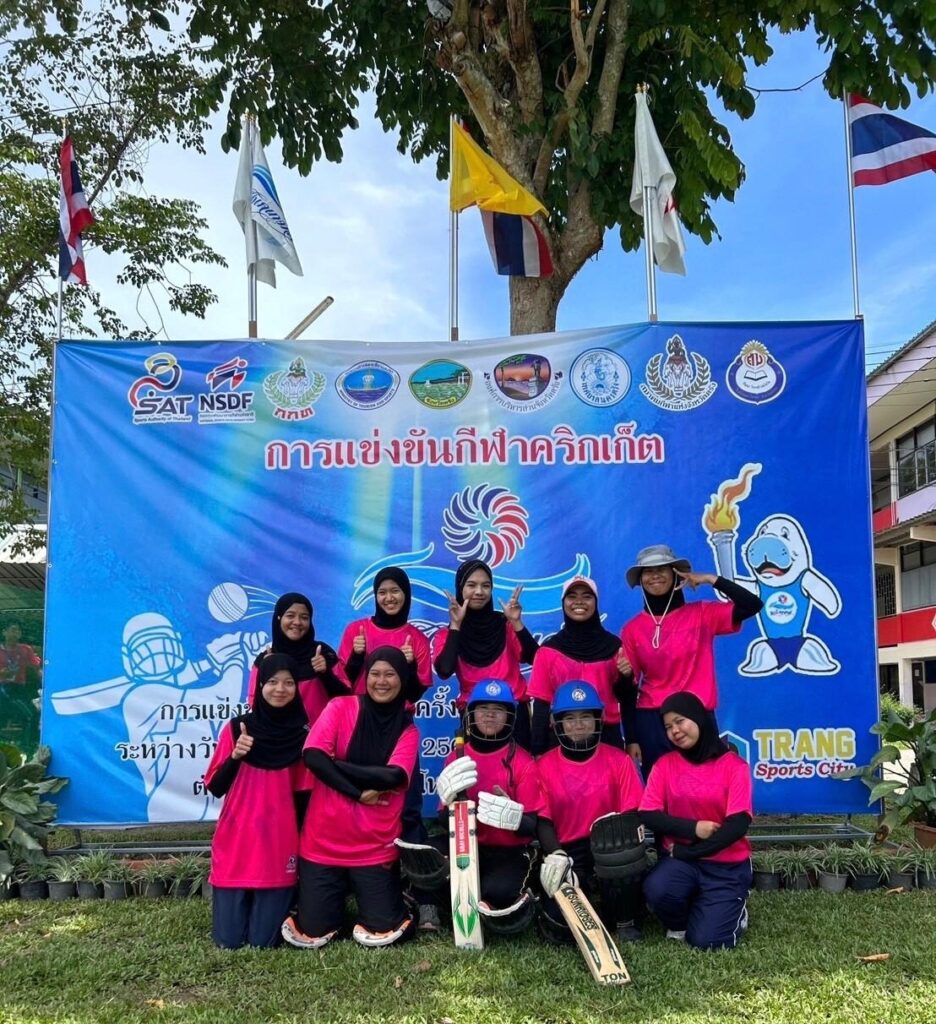 นางสาวคอมารีเยาะห์ อาแว นักศึกษาชั้นปีที่ 2 รายการแข่งขันกีฬาคริกเก็ต