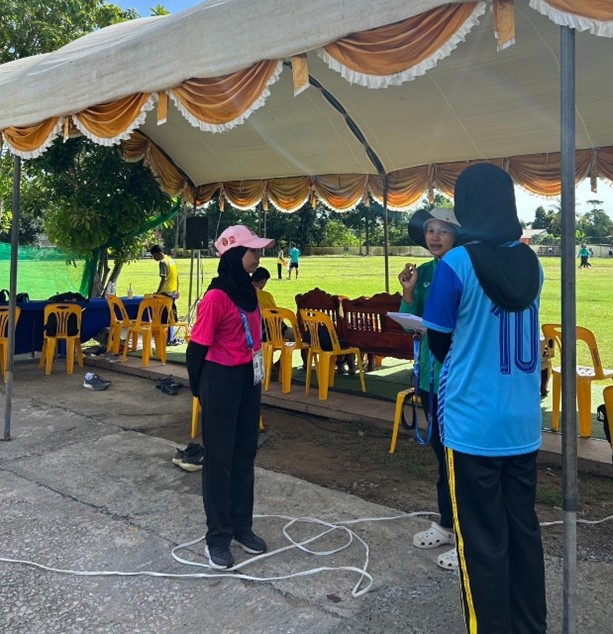 นางสาวคอมารีเยาะห์ อาแว นักศึกษาชั้นปีที่ 2 รายการแข่งขันกีฬาคริกเก็ต