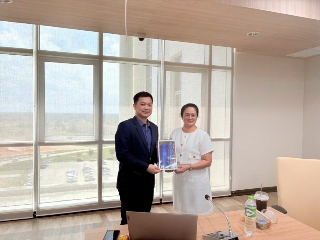 สำนักวิชาแพทยศาสตร์มอบของที่ระลึกให้กับบุคลากรที่สร้างชื่อเสียง