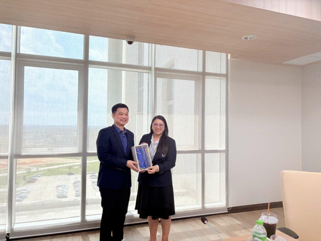 สำนักวิชาแพทยศาสตร์มอบของที่ระลึกให้กับบุคลากรที่สร้างชื่อเสียง