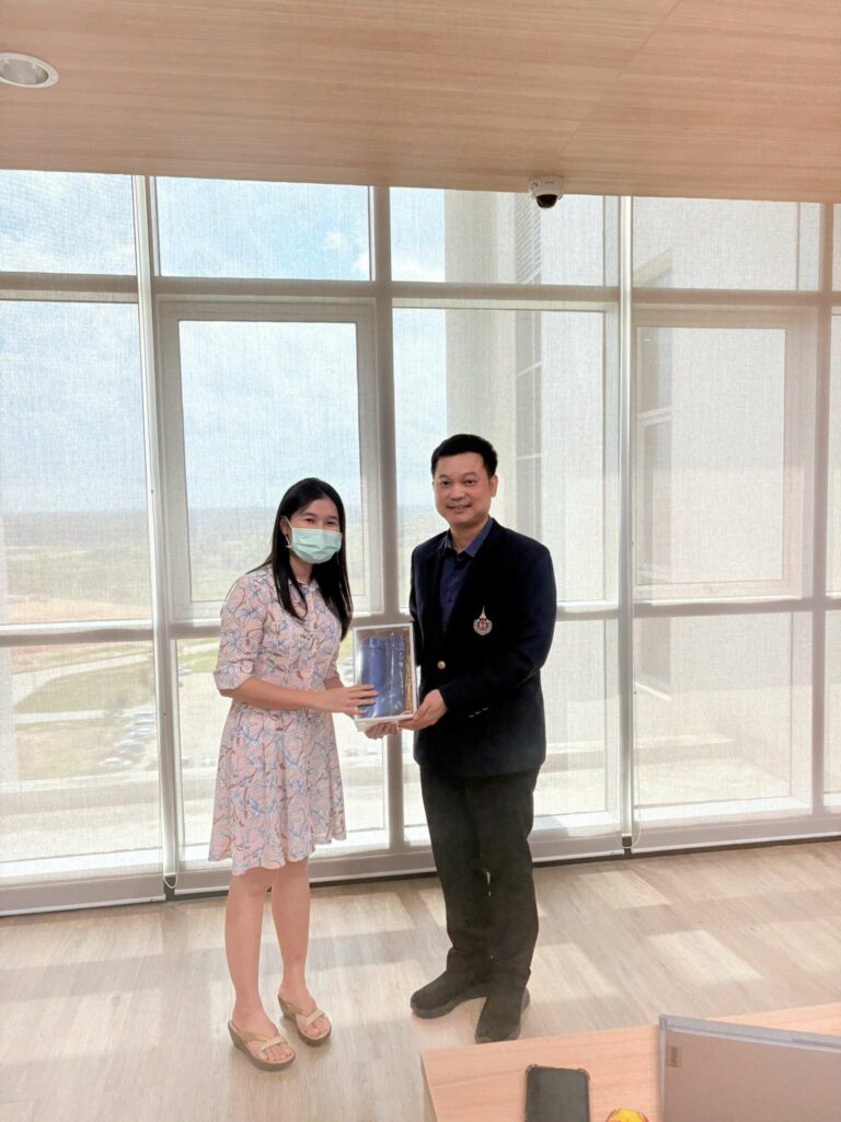 สำนักวิชาแพทยศาสตร์มอบของที่ระลึกให้กับบุคลากรที่สร้างชื่อเสียง