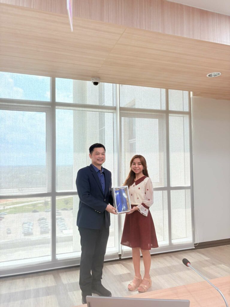 สำนักวิชาแพทยศาสตร์มอบของที่ระลึกให้กับบุคลากรที่สร้างชื่อเสียง