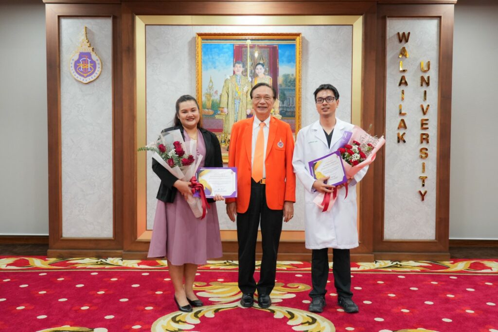 อธิการบดี ม.วลัยลักษณ์ มอบช่อดอกไม้ แสดงความยินดีแก่บุคลากร สำนักวิชาแพทยศาสตร์ ที่สร้างชื่อเสียงให้มหาวิทยาลัย