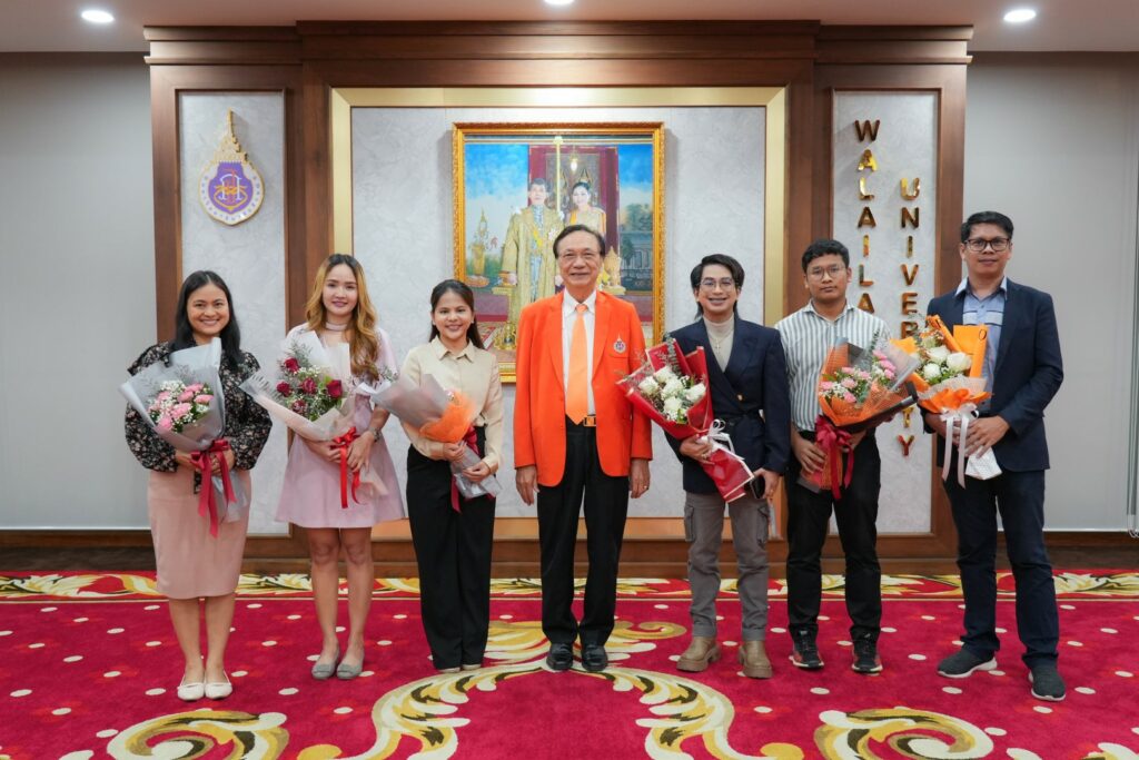 อธิการบดี ม.วลัยลักษณ์ มอบช่อดอกไม้ แสดงความยินดีแก่บุคลากร สำนักวิชาแพทยศาสตร์ ที่สร้างชื่อเสียงให้มหาวิทยาลัย