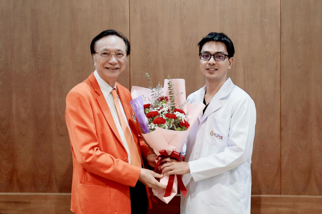 อธิการบดี ม.วลัยลักษณ์ มอบช่อดอกไม้ แสดงความยินดีแก่บุคลากร สำนักวิชาแพทยศาสตร์ ที่สร้างชื่อเสียงให้มหาวิทยาลัย