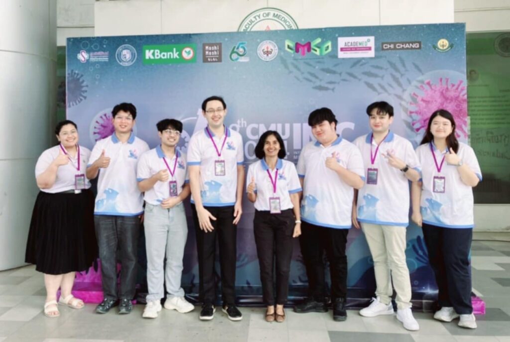 นางสาวณิชาภัทร ไสวศรี นายอนวัฒน์ ย่องบุตร นายอภิเศรษฐ์ ชัยศิริ นายธนัช เจริญยศ นายภูริภัทร ผิวดี และนางสาวนันท์นภัส เจริญศิริพันธ์ นักศึกษาหลักสูตรแพทยศาสตร์ ภายใต้การดูแลของ รองศาสตราจารย์ ดร.พุทธรดา นิลเอสงค์ และอาจารย์ นพ.สุขสันต์ คำนวณศิลป์ ได้เข้าร่วมแข่งขันตอบปัญหาวิชาการนานาชาติในโครงการแข่งขันตอบปัญหาวิชาการนานาชาติ 9th Chiang Mai University International Medical Challenge 2024 (9th CMU-IMC 2024: Basic to Clinical Infectious Diseases) ณ คณะแพทยศาสตร์ มหาวิทยาลัยเชียงใหม่ ระหว่างวันที่ 11 - 15 ธันวาคม 2567 ซึ่งเป็นโอกาสที่ดีที่นักศึกษาได้มีโอกาสทำความรู้จัก แลกเปลี่ยนความรู้ มุมมอง และได้รับประสบการณ์แข่งขันทางวิชาการร่วมกับศึกษาแพทย์ต่างโรงเรียนแพทย์ทั้งจากภายในประเทศและต่างชาติ อันจะนำไปสู่ความร่วมมือทางการศึกษาและพัฒนาวิชาชีพแพทย์ในภายภาคหน้า อีกทั้งยังเป็นการแนะนำประเทศไทยให้เป็นที่รู้จักแก่ชาวต่างประเทศ