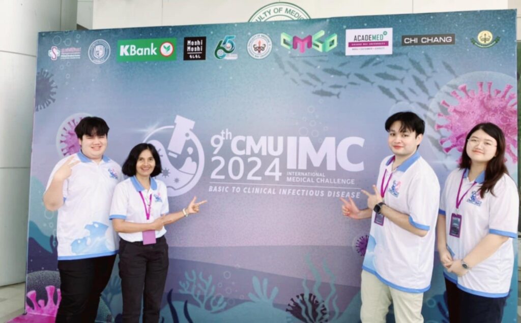 นางสาวณิชาภัทร ไสวศรี นายอนวัฒน์ ย่องบุตร นายอภิเศรษฐ์ ชัยศิริ นายธนัช เจริญยศ นายภูริภัทร ผิวดี และนางสาวนันท์นภัส เจริญศิริพันธ์ นักศึกษาหลักสูตรแพทยศาสตร์ ภายใต้การดูแลของ รองศาสตราจารย์ ดร.พุทธรดา นิลเอสงค์ และอาจารย์ นพ.สุขสันต์ คำนวณศิลป์ ได้เข้าร่วมแข่งขันตอบปัญหาวิชาการนานาชาติในโครงการแข่งขันตอบปัญหาวิชาการนานาชาติ 9th Chiang Mai University International Medical Challenge 2024 (9th CMU-IMC 2024: Basic to Clinical Infectious Diseases) ณ คณะแพทยศาสตร์ มหาวิทยาลัยเชียงใหม่ ระหว่างวันที่ 11 - 15 ธันวาคม 2567 ซึ่งเป็นโอกาสที่ดีที่นักศึกษาได้มีโอกาสทำความรู้จัก แลกเปลี่ยนความรู้ มุมมอง และได้รับประสบการณ์แข่งขันทางวิชาการร่วมกับศึกษาแพทย์ต่างโรงเรียนแพทย์ทั้งจากภายในประเทศและต่างชาติ อันจะนำไปสู่ความร่วมมือทางการศึกษาและพัฒนาวิชาชีพแพทย์ในภายภาคหน้า อีกทั้งยังเป็นการแนะนำประเทศไทยให้เป็นที่รู้จักแก่ชาวต่างประเทศ