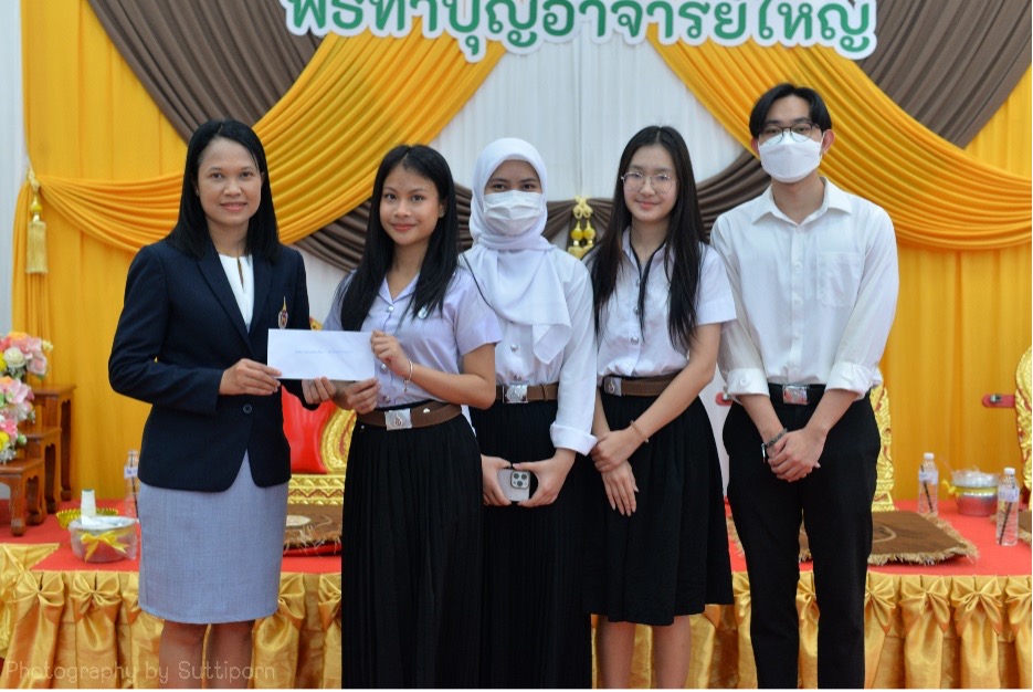 Medical students, dental students, and staff from Walailak University organized a merit-making ceremony for the cadavers for the year 2024.