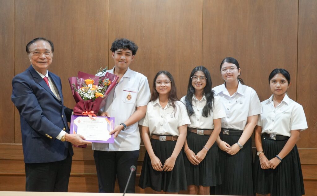 นักศึกษาแพทย์ เข้ารับช่อดอกไม้แสดงความยินดีจากท่านอธิการบดี ม.วลัยลักษณ์