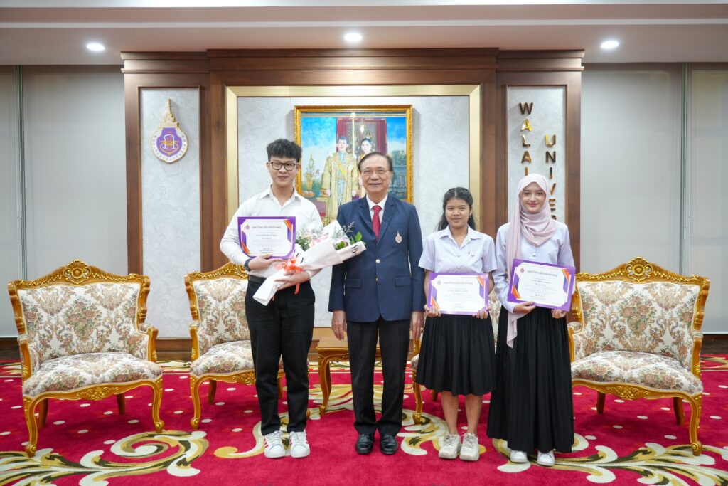 นักศึกษาแพทย์ เข้ารับช่อดอกไม้แสดงความยินดีจากท่านอธิการบดี ม.วลัยลักษณ์