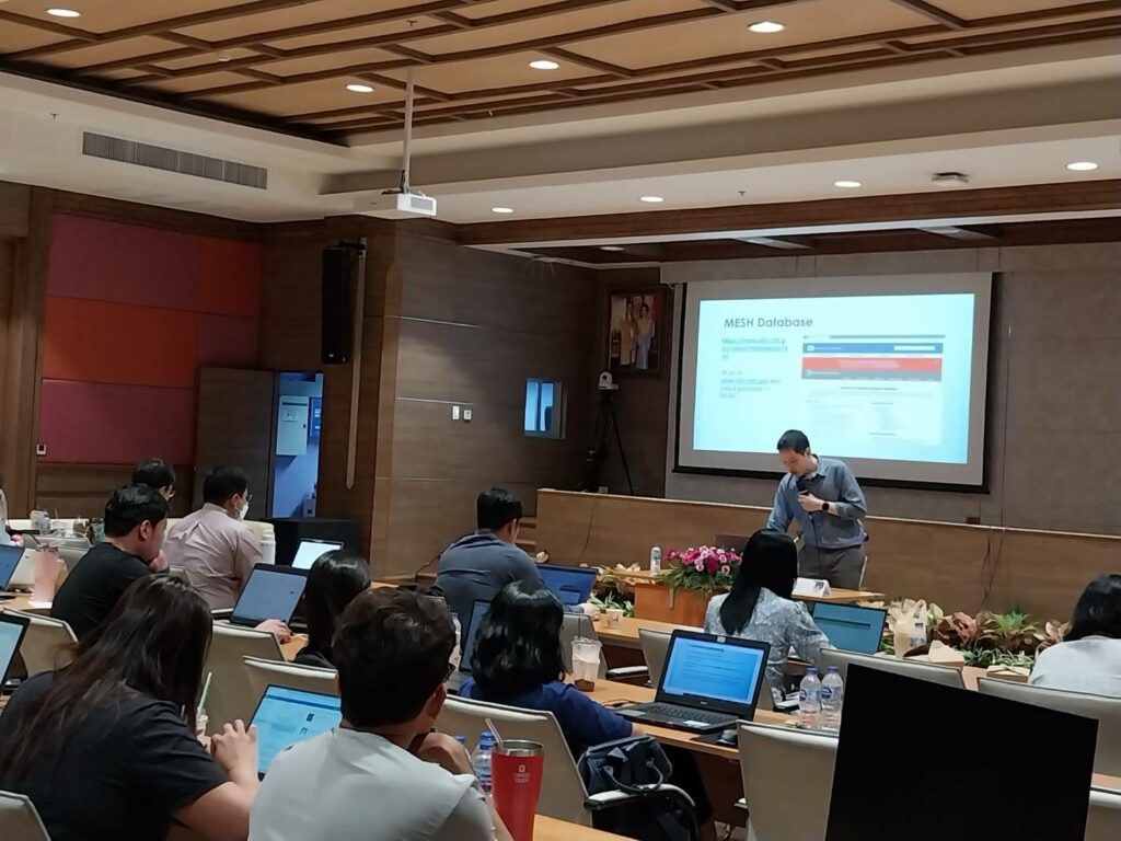 สำนักวิชาแพทยศาสตร์ จัดอบรมเชิงปฏิบัติการ “การทบทวนวรรณกรรมอย่างเป็นระบบและการวิเคราะห์อภิมาน