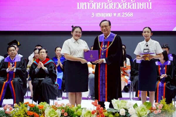 นักศึกษาแพทย์รับรางวัล “นักศึกษาดีเด่น ด้านจิตอาสาบำเพ็ญประโยชน์”