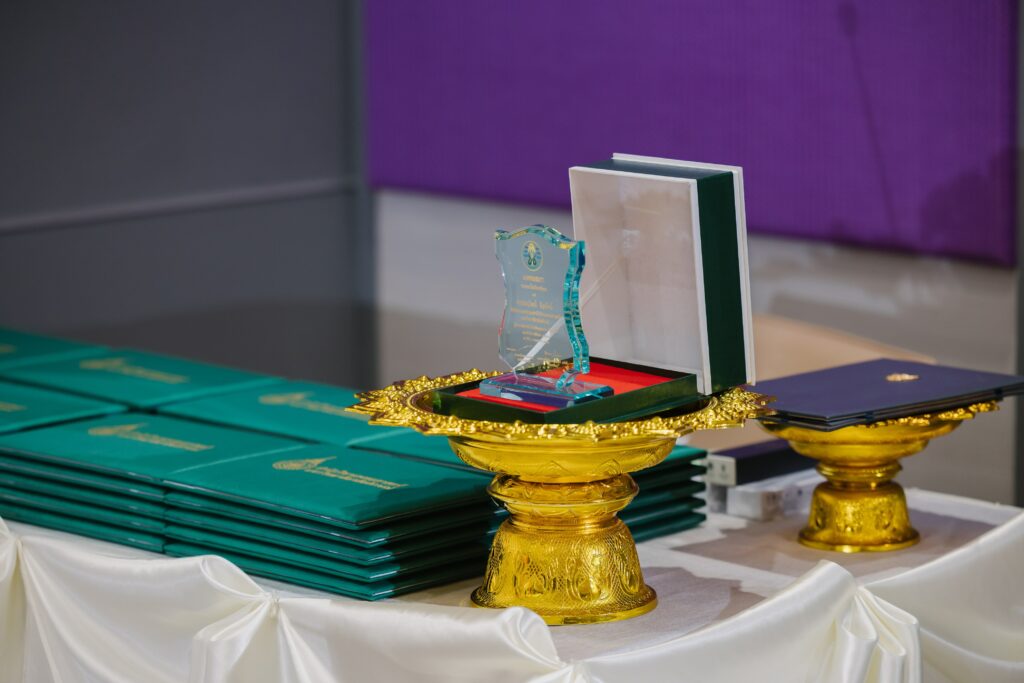 พิธีมอบใบประกอบวิชาชีพเวชกรรม แนวแนวการทำงาน และการศึกษาต่อ ปีการศึกษา 2567