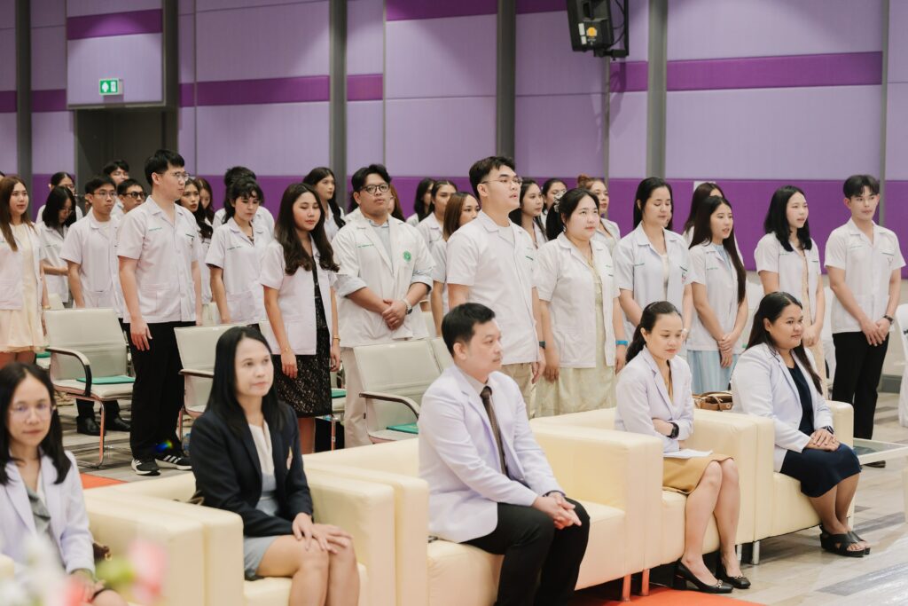 พิธีมอบใบประกอบวิชาชีพเวชกรรม แนวแนวการทำงาน และการศึกษาต่อ ปีการศึกษา 2567