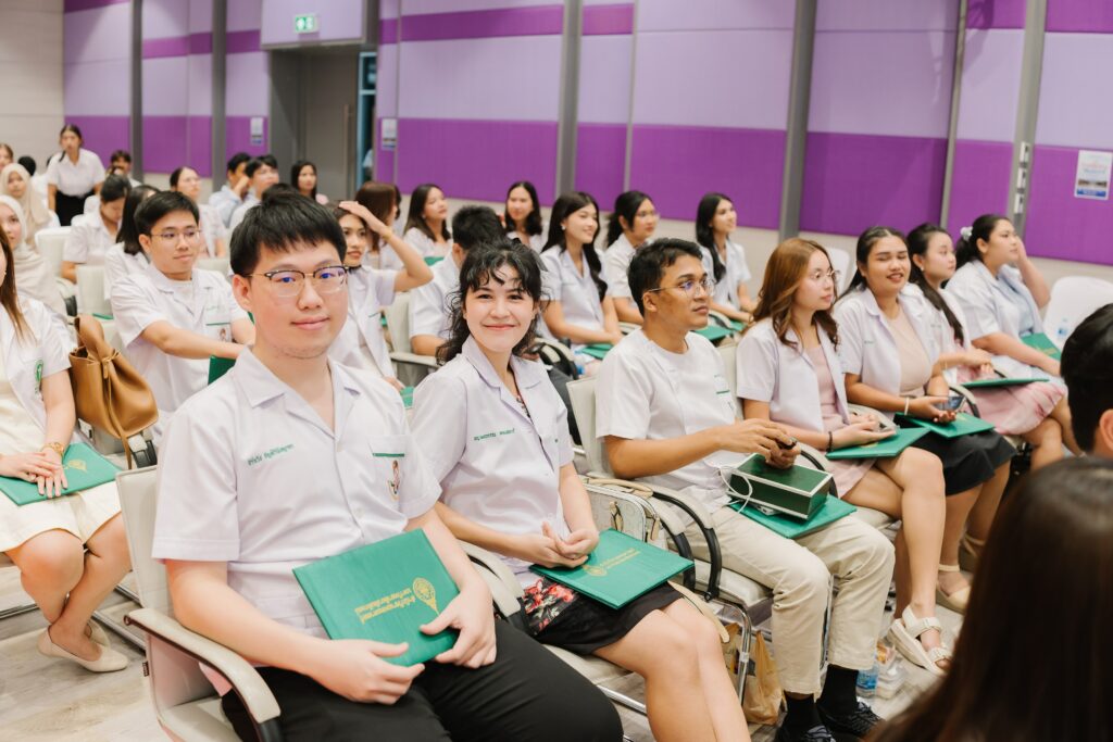 พิธีมอบใบประกอบวิชาชีพเวชกรรม แนวแนวการทำงาน และการศึกษาต่อ ปีการศึกษา 2567