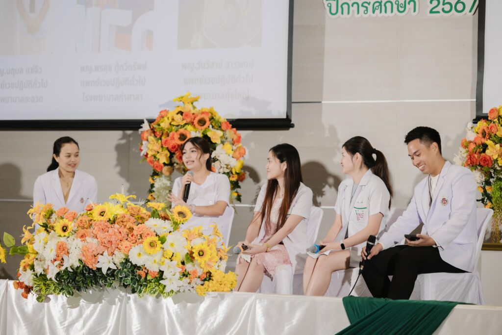 พิธีมอบใบประกอบวิชาชีพเวชกรรม แนวแนวการทำงาน และการศึกษาต่อ ปีการศึกษา 2567