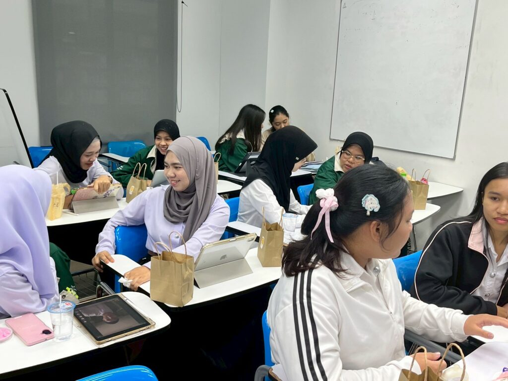 กิจกรรมพัฒนาบุคลิกภาพและการสื่อสารอย่างมืออาชีพ สำหรับนักศึกษาแพทยศาสตร์ แพทย์แผนไทยประยุกต์ และวิทยาศาสตร์การกีฬา มหาวิทยาลัยวลัยลักษณ์ โดยวิทยากรผู้เชี่ยวชาญ ส่งเสริมทักษะสื่อสารเชิงบวก ความมั่นใจ และภาวะผู้นำ