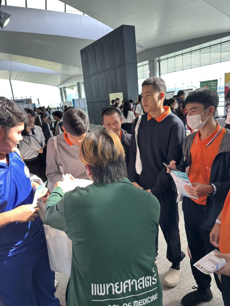 นักศึกษาแพทย์แนะนำหลักสูตรในงาน “เปิดรั้วโรงเรียนแพทย์ ครั้งที่ 23”