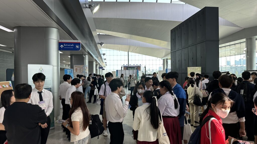 นักศึกษาแพทย์แนะนำหลักสูตรในงาน “เปิดรั้วโรงเรียนแพทย์ ครั้งที่ 23”