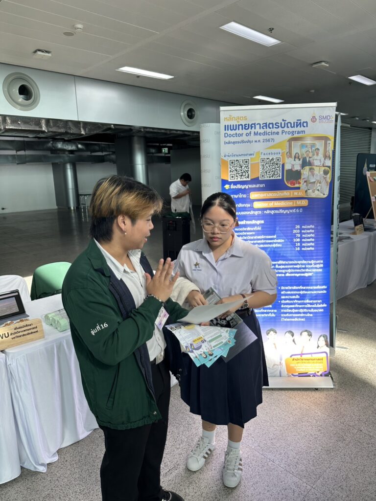 นักศึกษาแพทย์แนะนำหลักสูตรในงาน “เปิดรั้วโรงเรียนแพทย์ ครั้งที่ 23”
