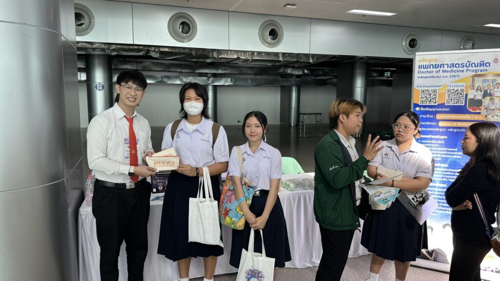 นักศึกษาแพทย์แนะนำหลักสูตรในงาน “เปิดรั้วโรงเรียนแพทย์ ครั้งที่ 23”