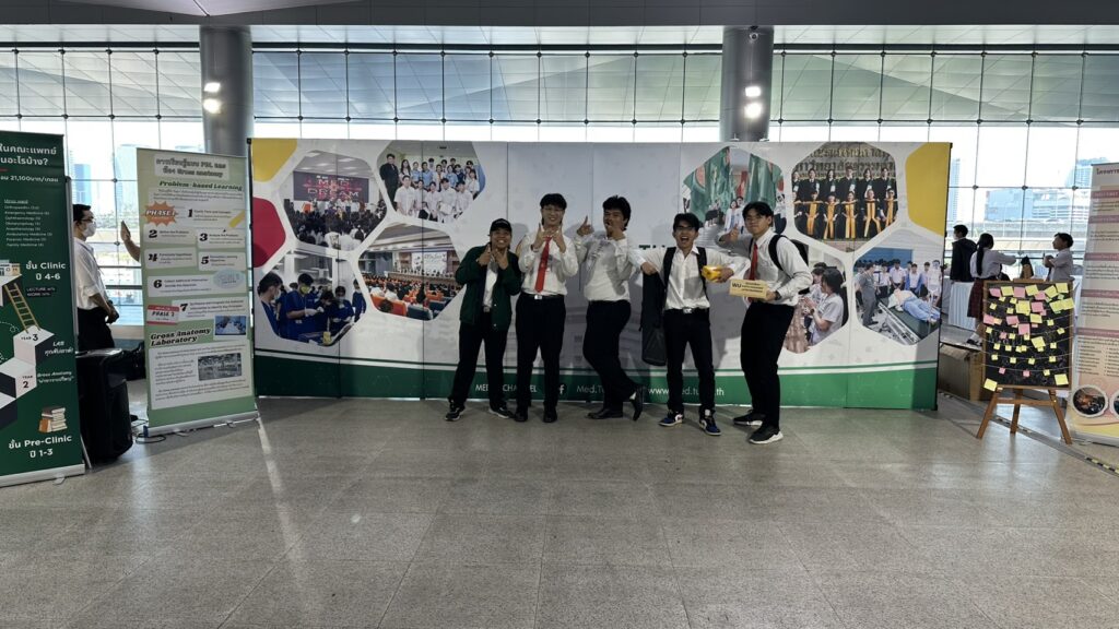 นักศึกษาแพทย์แนะนำหลักสูตรในงาน “เปิดรั้วโรงเรียนแพทย์ ครั้งที่ 23”