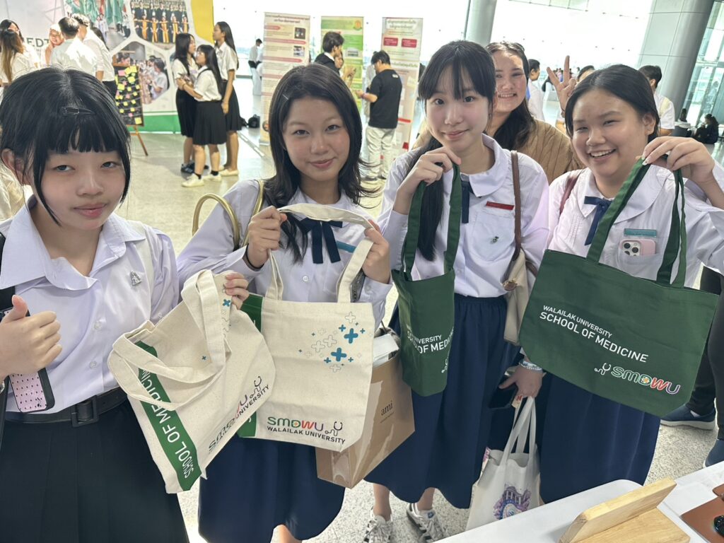 นักศึกษาแพทย์แนะนำหลักสูตรในงาน “เปิดรั้วโรงเรียนแพทย์ ครั้งที่ 23”