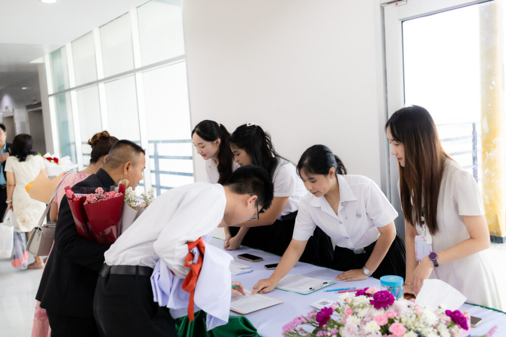 พิธีมอบเสื้อกาวน์ นักศึกษาแพทย์ชั้นปีที่ 3 ปีการศึกษา 2568