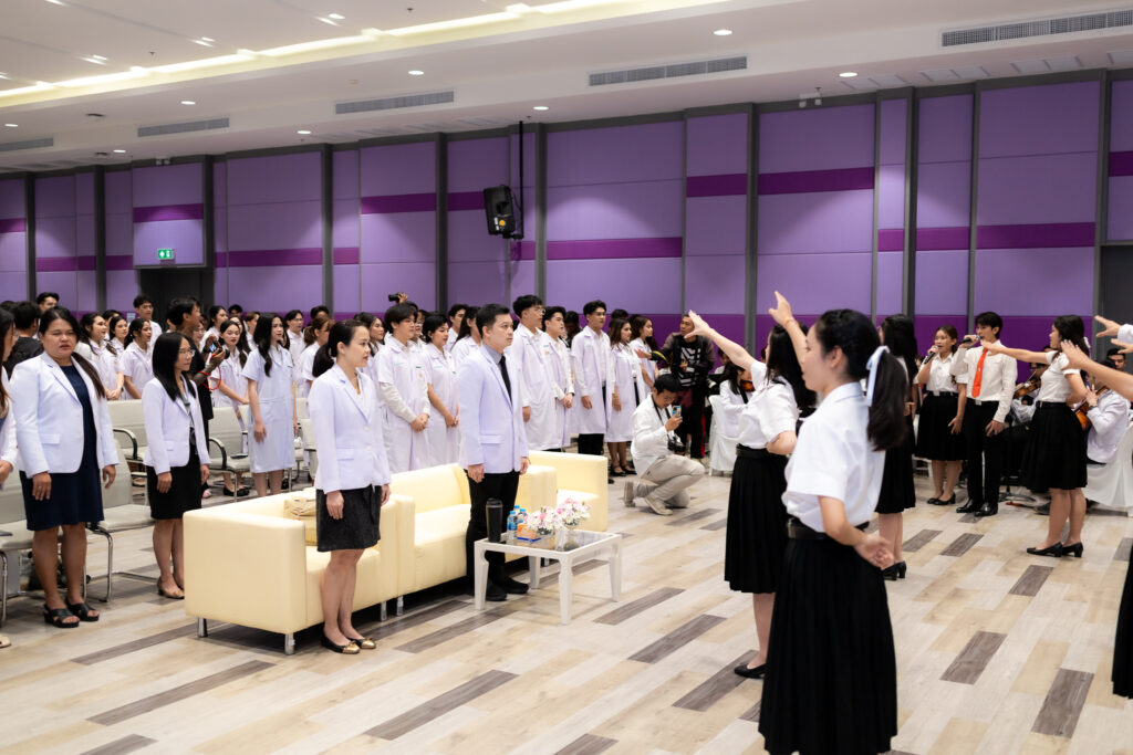 พิธีมอบเสื้อกาวน์ นักศึกษาแพทย์ชั้นปีที่ 3 ปีการศึกษา 2568