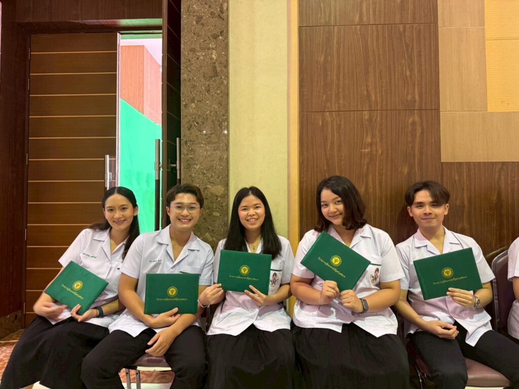 {"tint":0,"temperature":5500}พิธีมอบสัมฤทธิบัตรและปัจฉิมนิเทศบัณฑิตแพทย์ โครงการผลิตแพทย์เพื่อชาวชนบท ประจำปีการศึกษา 2568 กระทรวงสาธารณสุข