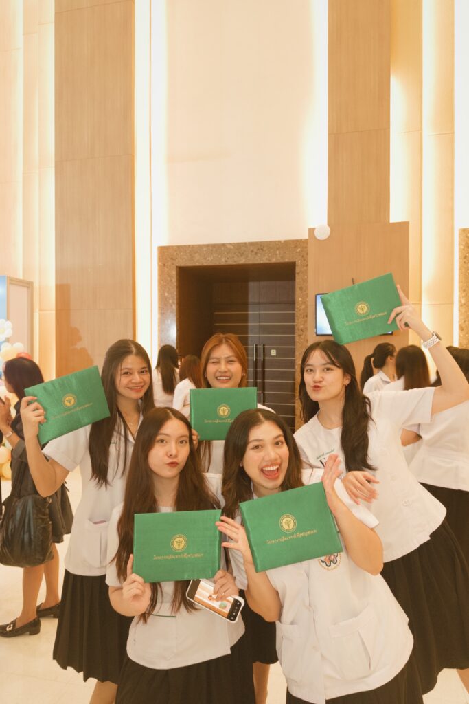 พิธีมอบสัมฤทธิบัตรและปัจฉิมนิเทศบัณฑิตแพทย์ โครงการผลิตแพทย์เพื่อชาวชนบท ประจำปีการศึกษา 2568 กระทรวงสาธารณสุข