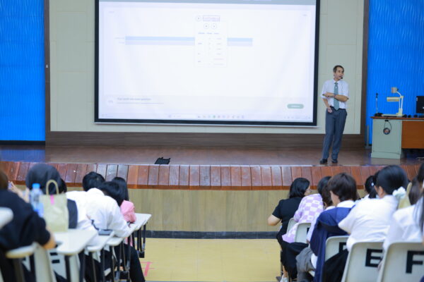 สำนักวิชาแพทยศาสตร์ จัดกิจกรรมพุธบ่าย “Pronunciation สุดปัง สไตล์ SMD” พัฒนาทักษะการออกเสียงภาษาอังกฤษให้นักศึกษาชั้นปีที่ 1 