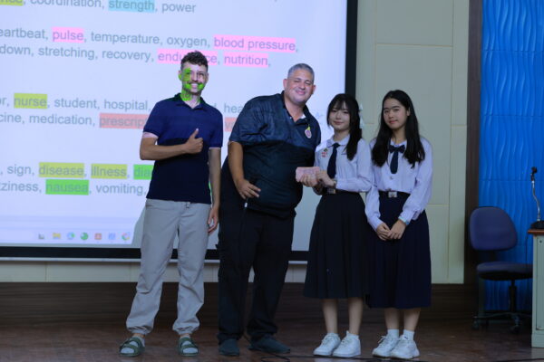 สำนักวิชาแพทยศาสตร์ จัดกิจกรรมพุธบ่าย “Pronunciation สุดปัง สไตล์ SMD” พัฒนาทักษะการออกเสียงภาษาอังกฤษให้นักศึกษาชั้นปีที่ 1 