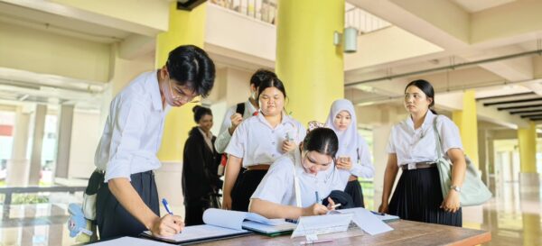 สำนักวิชาแพทยศาสตร์ จัดกิจกรรมพุธบ่าย “Pronunciation สุดปัง สไตล์ SMD” พัฒนาทักษะการออกเสียงภาษาอังกฤษให้นักศึกษาชั้นปีที่ 1 