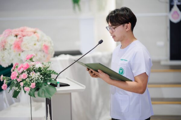 สำนักวิชาแพทยศาสตร์ ม.วลัยลักษณ์ จัดพิธีมอบใบประกอบวิชาชีพเวชกรรม แนะแนวทางการศึกษาต่อและการทำงาน สำหรับบัณฑิตแพทย์ ประจำปี 2569