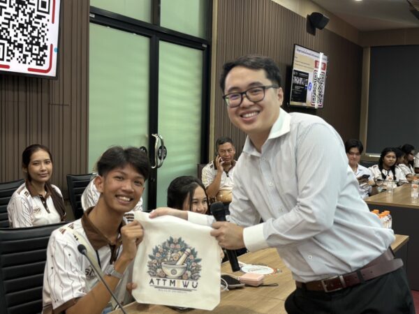 สำนักวิชาแพทยศาสตร์ต้อนรับคณะครูและนักเรียนโรงเรียนบ้านตาขุนวิทยา เยี่ยมชมมหาวิทยาลัยและเรียนรู้การศึกษาต่อ