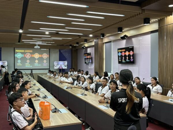 สำนักวิชาแพทยศาสตร์ต้อนรับคณะครูและนักเรียนโรงเรียนบ้านตาขุนวิทยา เยี่ยมชมมหาวิทยาลัยและเรียนรู้การศึกษาต่อ